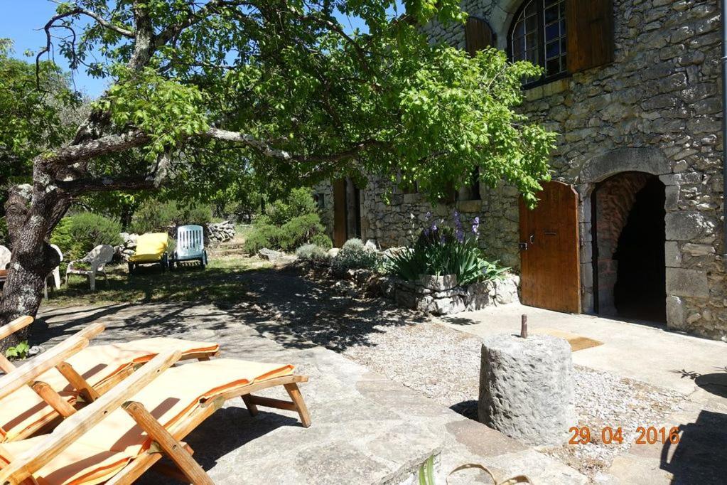 Roulottes Et Cabanes De Saint Cerice ヴォギュエ エクステリア 写真
