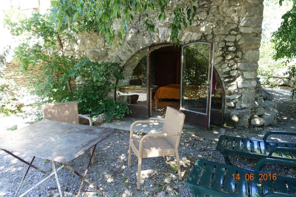 Roulottes Et Cabanes De Saint Cerice ヴォギュエ エクステリア 写真